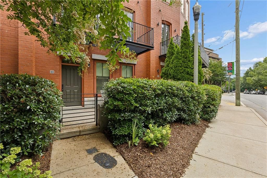 3 bedroom, 4 bathroom, 2,242 sq ft townhouse under contract at 432 E Howard Avenue 23, Decatur, GA 30030 — photo 2