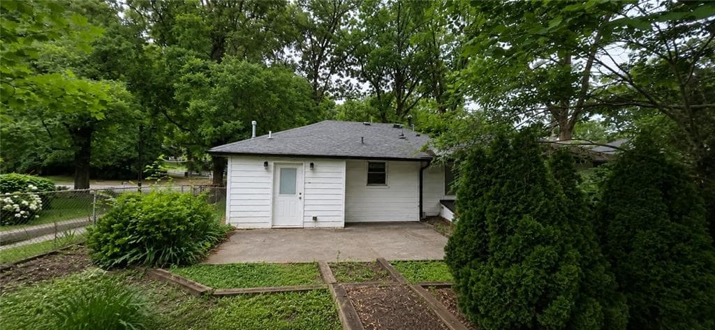 3 bedroom, 2 bathroom, 1,231 sq ft single family residence for sale at 2410 Macon Drive, Atlanta, GA 30315 — photo 3