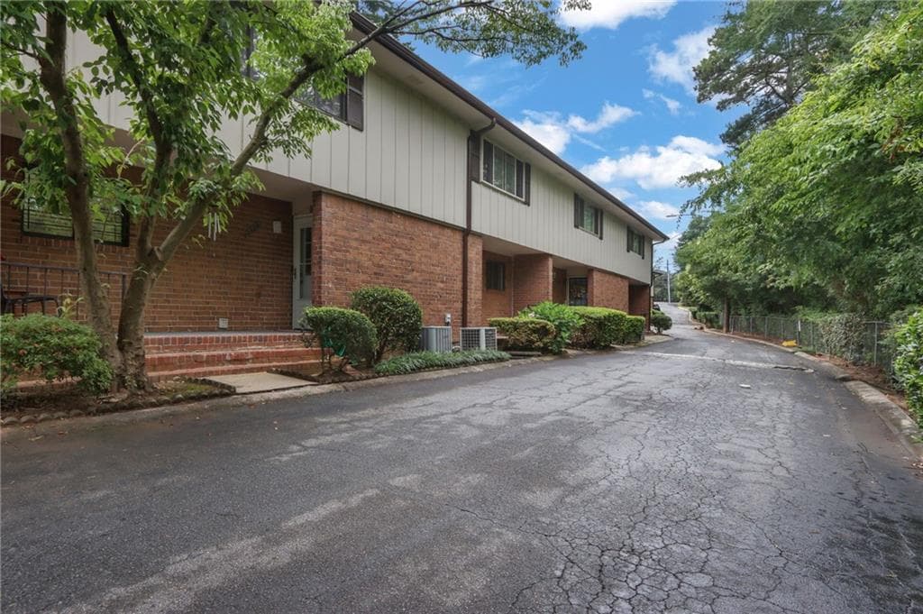 3 bedroom, 2 bathroom, 1,320 sq ft condominium for sale at 2524 Bradford Square, Atlanta, GA 30345