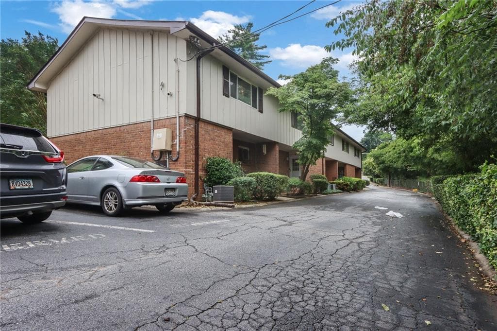 3 bedroom, 2 bathroom, 1,320 sq ft condominium for sale at 2524 Bradford Square, Atlanta, GA 30345 — photo 2