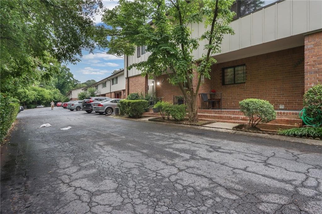 3 bedroom, 2 bathroom, 1,320 sq ft condominium for sale at 2524 Bradford Square, Atlanta, GA 30345 — photo 3