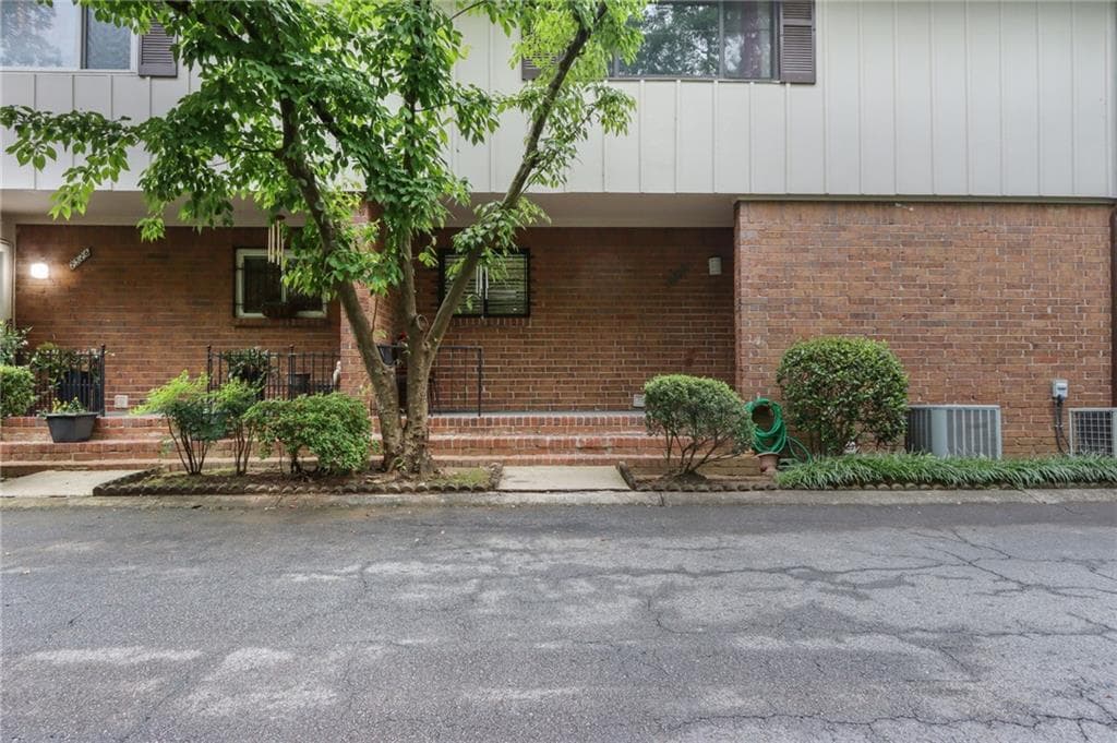 3 bedroom, 2 bathroom, 1,320 sq ft condominium for sale at 2524 Bradford Square, Atlanta, GA 30345 — photo 4
