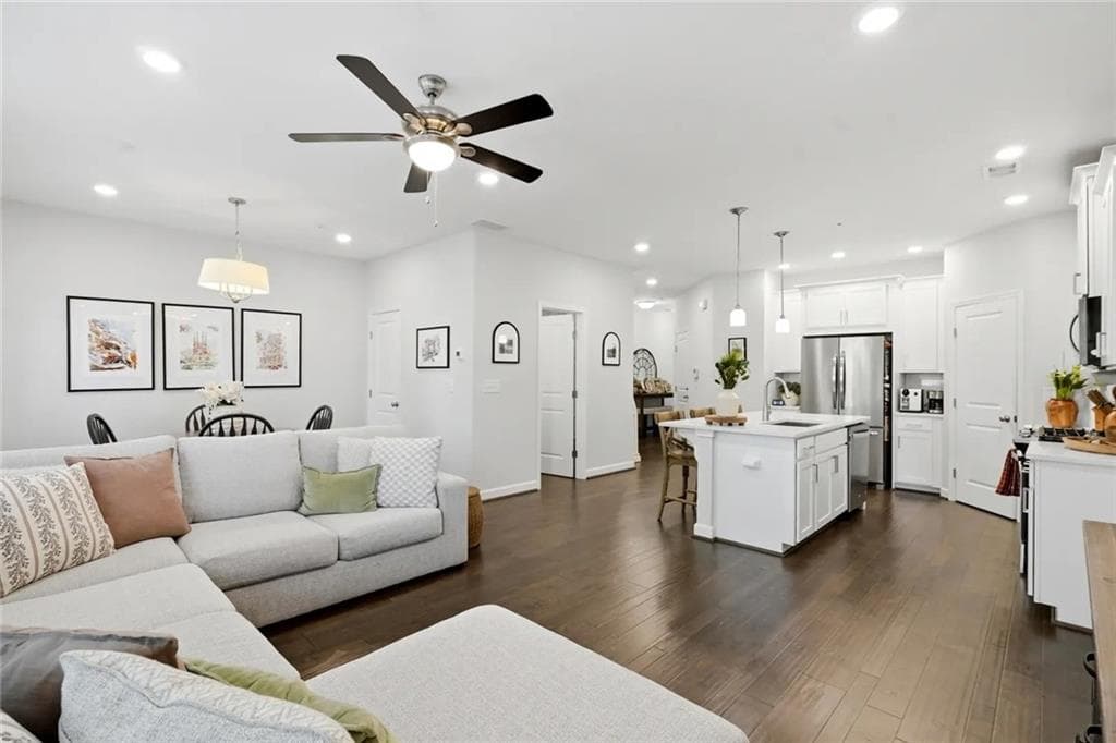 3 bedroom, 3 bathroom, 1,865 sq ft townhouse for sale at 378 Niles Court, Marietta, GA 30060 — photo 2