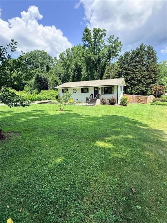 3 bedroom, 2 bathroom, 1,125 sq ft single family residence for sale at 314 Spring Street, Toccoa, GA 30577 — photo 3