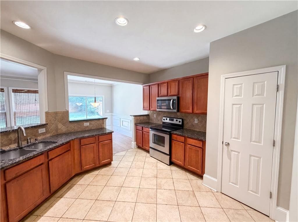 3 bedroom, 3 bathroom, 1,806 sq ft single family residence for sale at 5775 Sterling Court, Cumming, GA 30040 — photo 6