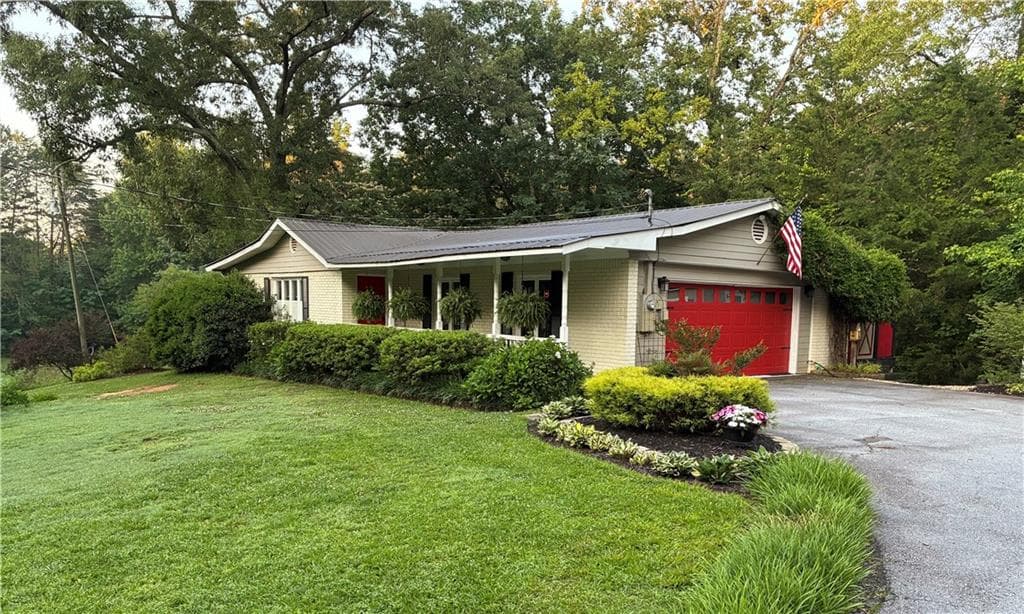3 bedroom, 2 bathroom, 2,687 sq ft single family residence for sale at 238 Currahee Circle, Toccoa, GA 30577 — photo 3
