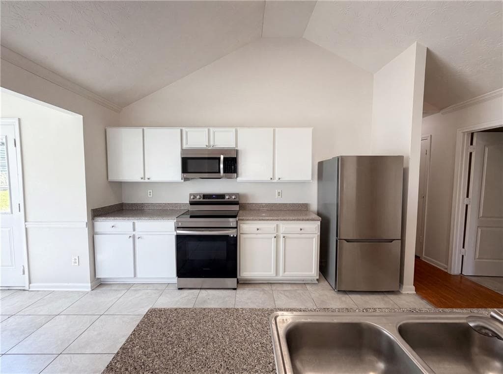 3 bedroom, 2 bathroom, 1,440 sq ft single family residence under contract at 6774 Fairfax Court, Lithonia, GA 30038 — photo 6