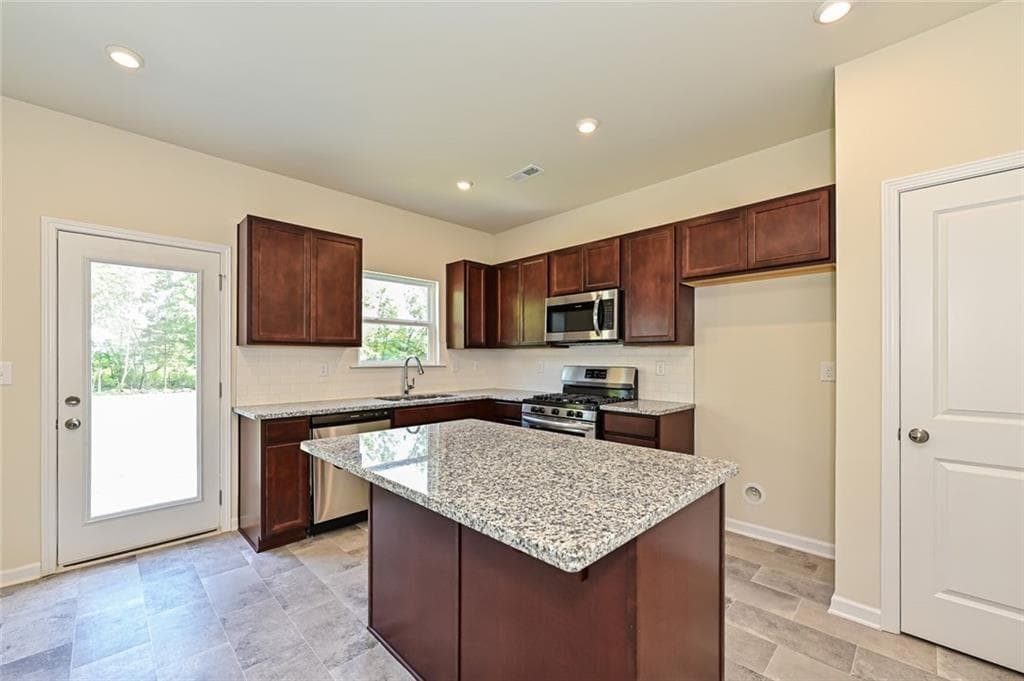 3 bedroom, 3 bathroom, 1,650 sq ft single family residence under contract at 810 Kensington Street, Kingston, GA 30145 — photo 8