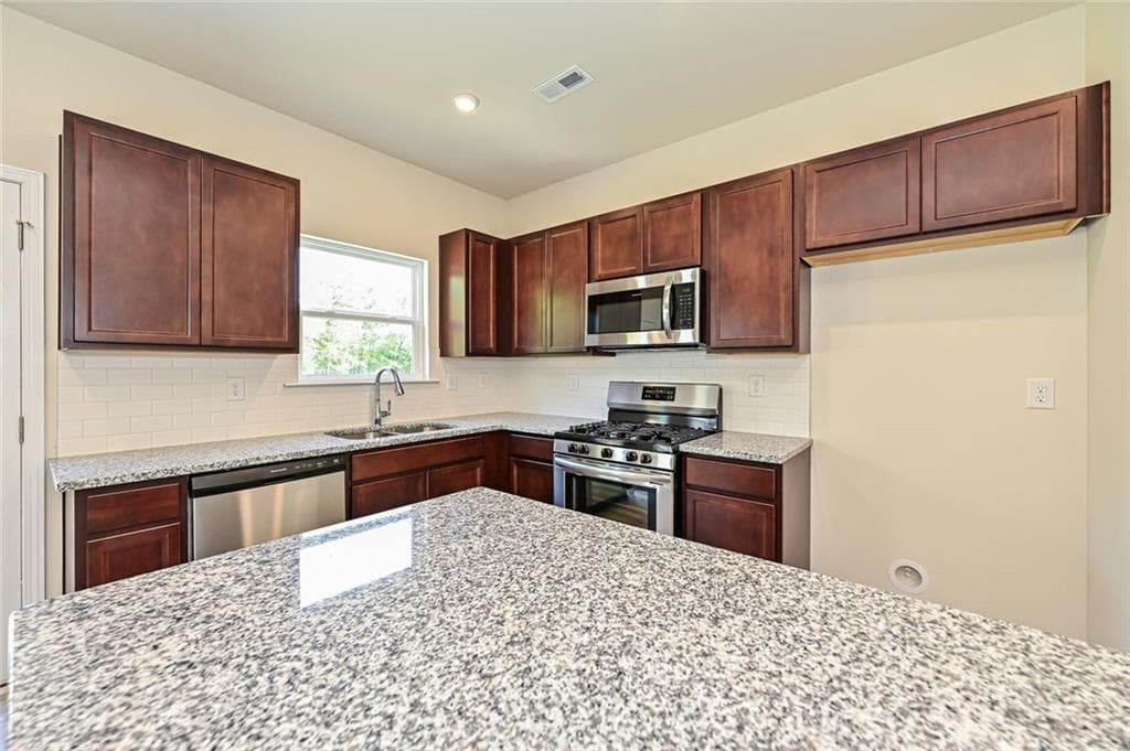 3 bedroom, 3 bathroom, 1,650 sq ft single family residence under contract at 810 Kensington Street, Kingston, GA 30145 — photo 9