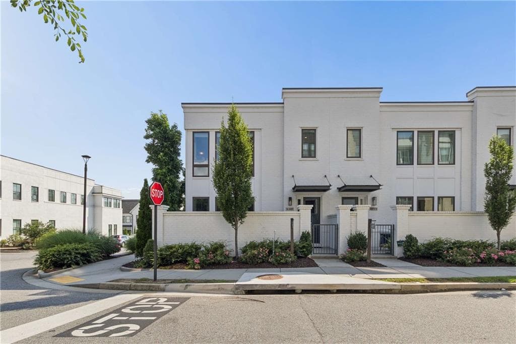 3 bedroom, 4 bathroom, 2,458 sq ft townhouse for sale at 6405 Halcyon Way, Alpharetta, GA 30005 — photo 2