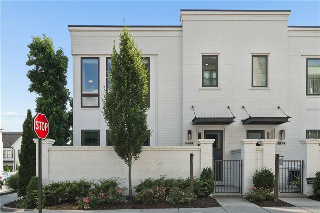 3 bedroom, 4 bathroom, 2,458 sq ft townhouse for sale at 6405 Halcyon Way, Alpharetta, GA 30005 — photo 3