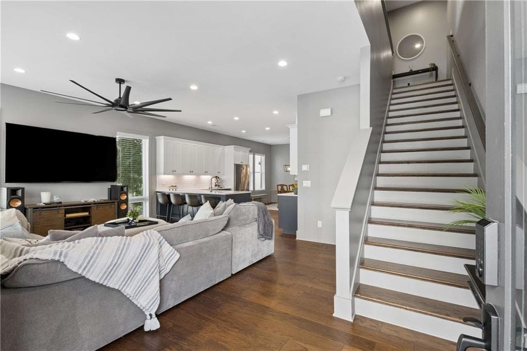 3 bedroom, 4 bathroom, 2,458 sq ft townhouse for sale at 6405 Halcyon Way, Alpharetta, GA 30005 — photo 7