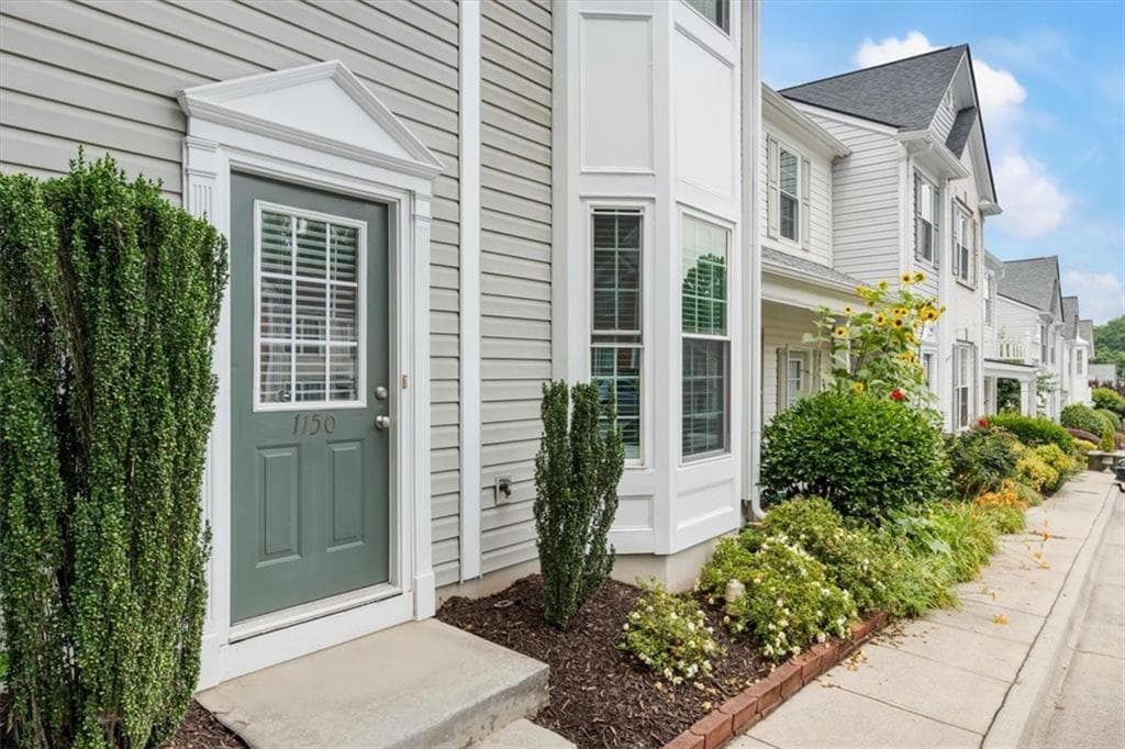 2 bedroom, 3 bathroom, 1,218 sq ft townhouse for sale at 1150 Kilmington Court, Alpharetta, GA 30009 — photo 2