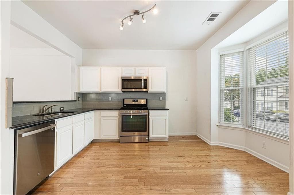 2 bedroom, 3 bathroom, 1,218 sq ft townhouse for sale at 1150 Kilmington Court, Alpharetta, GA 30009 — photo 8