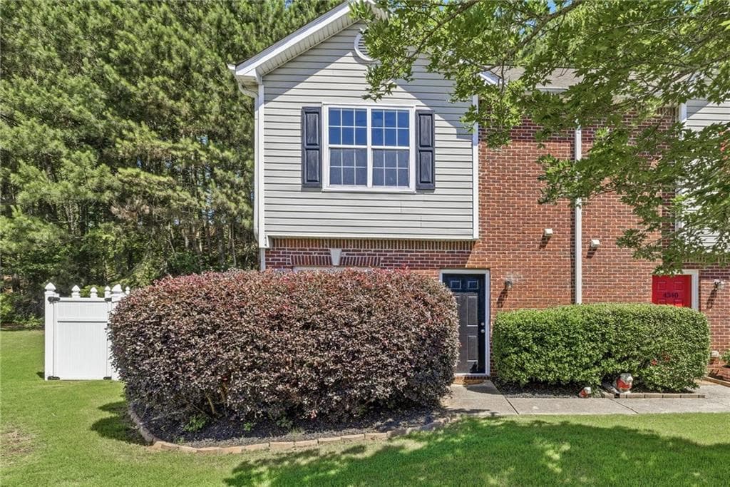 2 bedroom, 3 bathroom, 1,253 sq ft townhouse for sale at 4350 Cypress Court, Cumming, GA 30040 — photo 2
