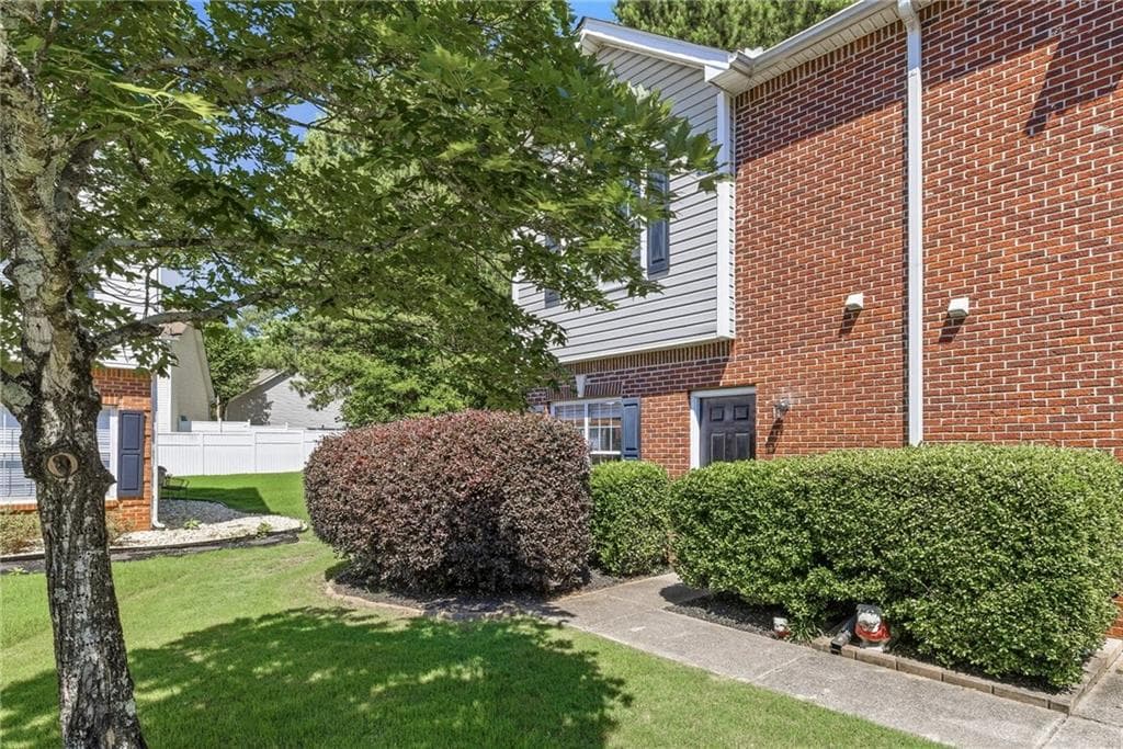 2 bedroom, 3 bathroom, 1,253 sq ft townhouse for sale at 4350 Cypress Court, Cumming, GA 30040 — photo 4