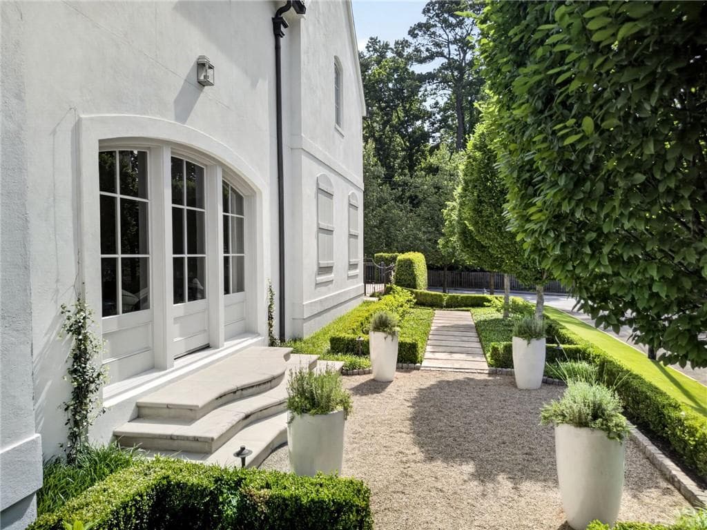 5 bedroom, 8 bathroom, 7,404 sq ft single family residence under contract at 4400 Carmain Drive, Atlanta, GA 30342 — photo 2