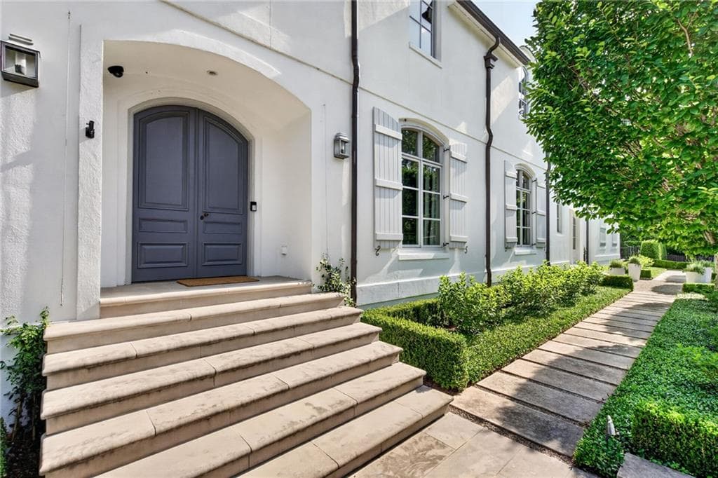 5 bedroom, 8 bathroom, 7,404 sq ft single family residence under contract at 4400 Carmain Drive, Atlanta, GA 30342 — photo 3
