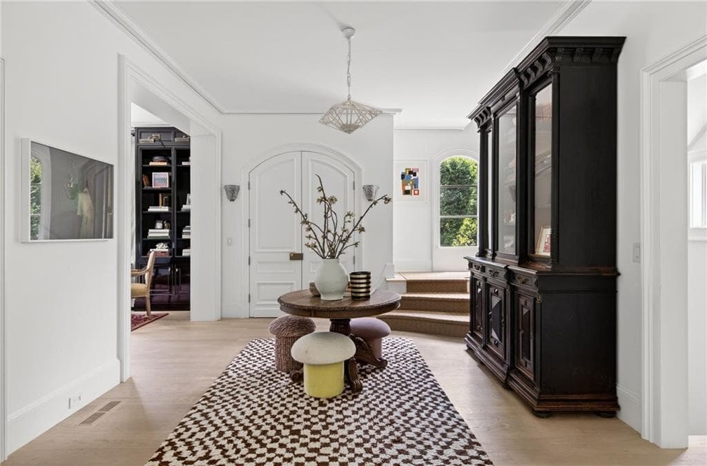 5 bedroom, 8 bathroom, 7,404 sq ft single family residence under contract at 4400 Carmain Drive, Atlanta, GA 30342 — photo 5