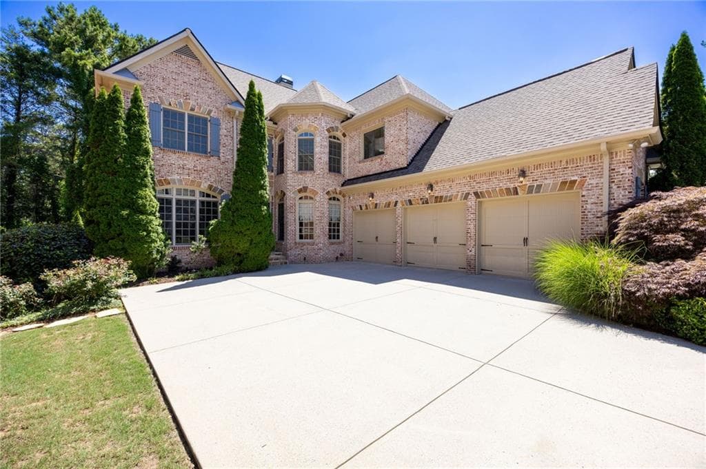 6 bedroom, 6 bathroom, 5,511 sq ft single family residence under contract at 3066 Haynes Trail, Alpharetta, GA 30022 — photo 2