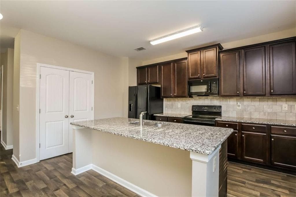 4 bedroom, 3 bathroom, 2,159 sq ft single family residence for sale at 870 Walnut Woods Drive, Braselton, GA 30517 — photo 7