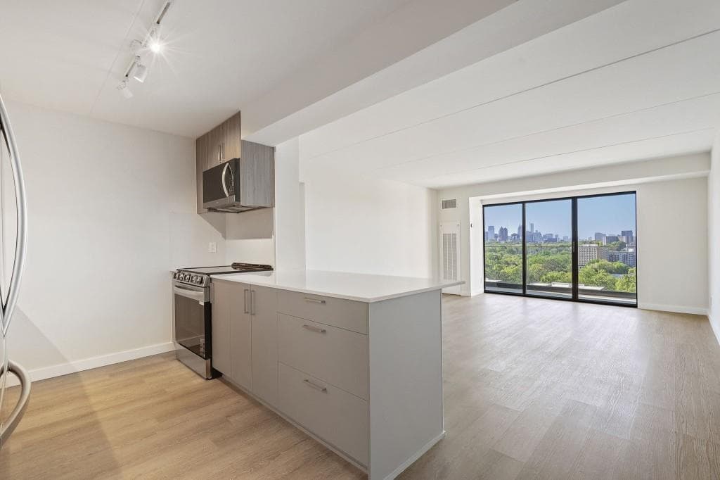 2 bedroom, 2 bathroom, 1,100 sq ft condominium under contract at 2460 Peachtree Road 1412, Atlanta, GA 30305 — photo 2