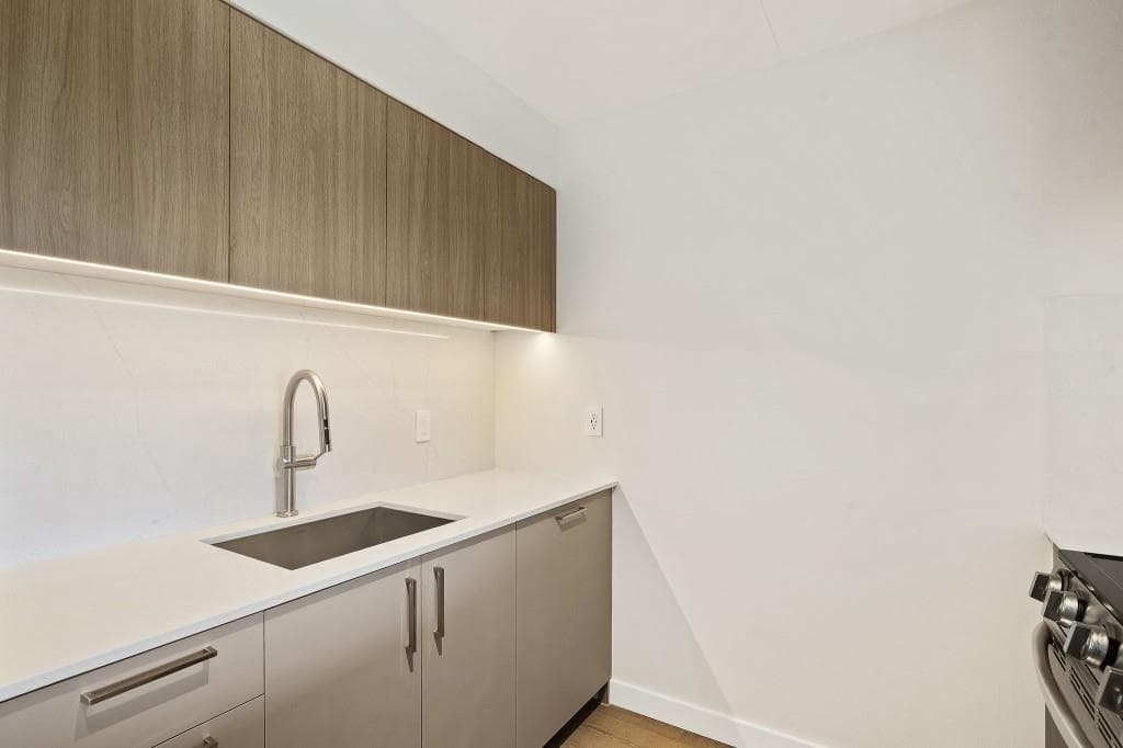 2 bedroom, 2 bathroom, 1,100 sq ft condominium under contract at 2460 Peachtree Road 1412, Atlanta, GA 30305 — photo 5