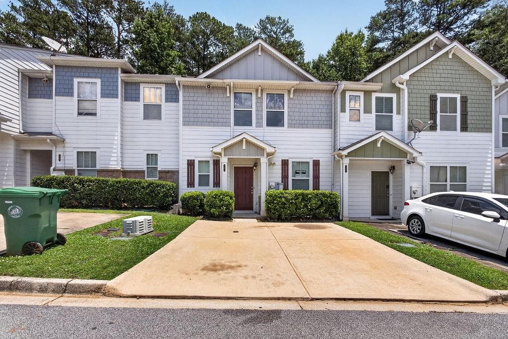 3 bedroom, 3 bathroom, 1,706 sq ft condominium for sale at 1505 Ashbrooke Trace, Stone Mountain, GA 30083 — photo 2