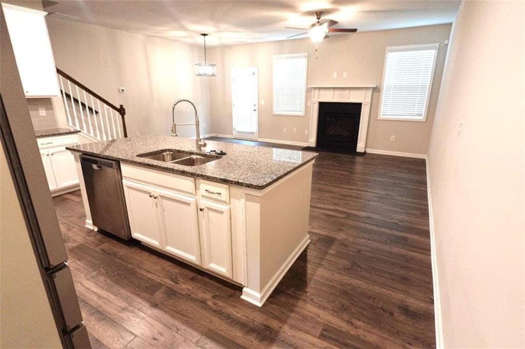 3 bedroom, 3 bathroom, 1,810 sq ft townhouse for sale at 2537 Centennial Place, South Fulton, GA 30349 — photo 7