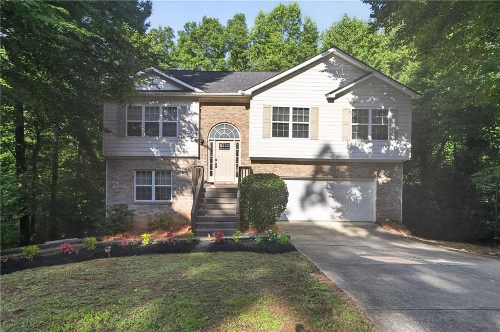 5 bedroom, 4 bathroom, 2,987 sq ft single family residence for sale at 9917 Silver Leaf Court, Douglasville, GA 30135 — photo 2