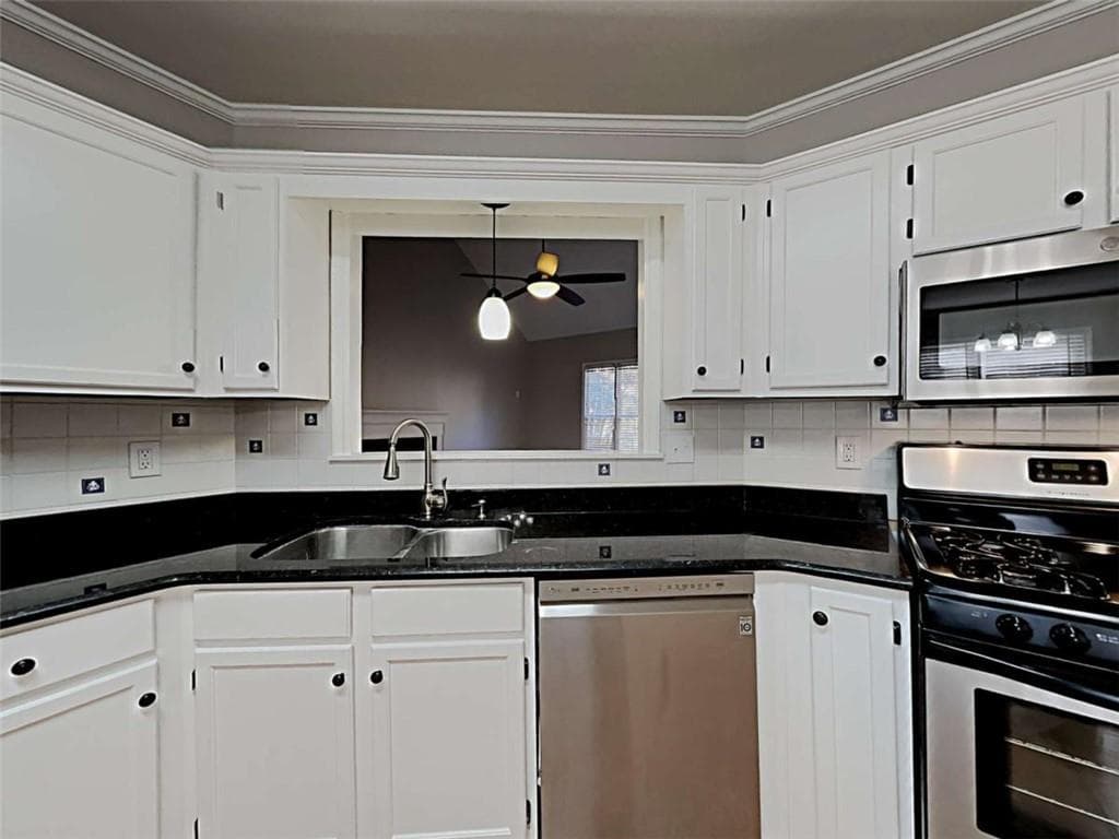 4 bedroom, 4 bathroom, 2,600 sq ft single family residence for sale at 665 Ashley Laine Walk, Lawrenceville, GA 30043 — photo 9