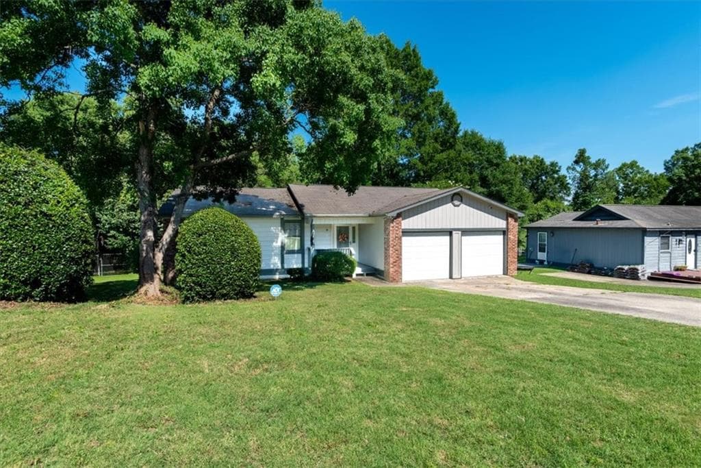 3 bedroom, 2 bathroom, 1,365 sq ft single family residence for sale at 6932 Buckeye Way, Columbus, GA 31904 — photo 3