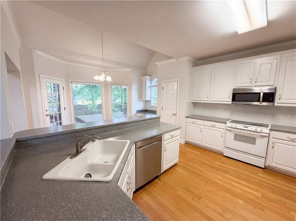 4 bedroom, 4 bathroom, 2,305 sq ft single family residence for sale at 909 Mendenhall Way, Grayson, GA 30017 — photo 10