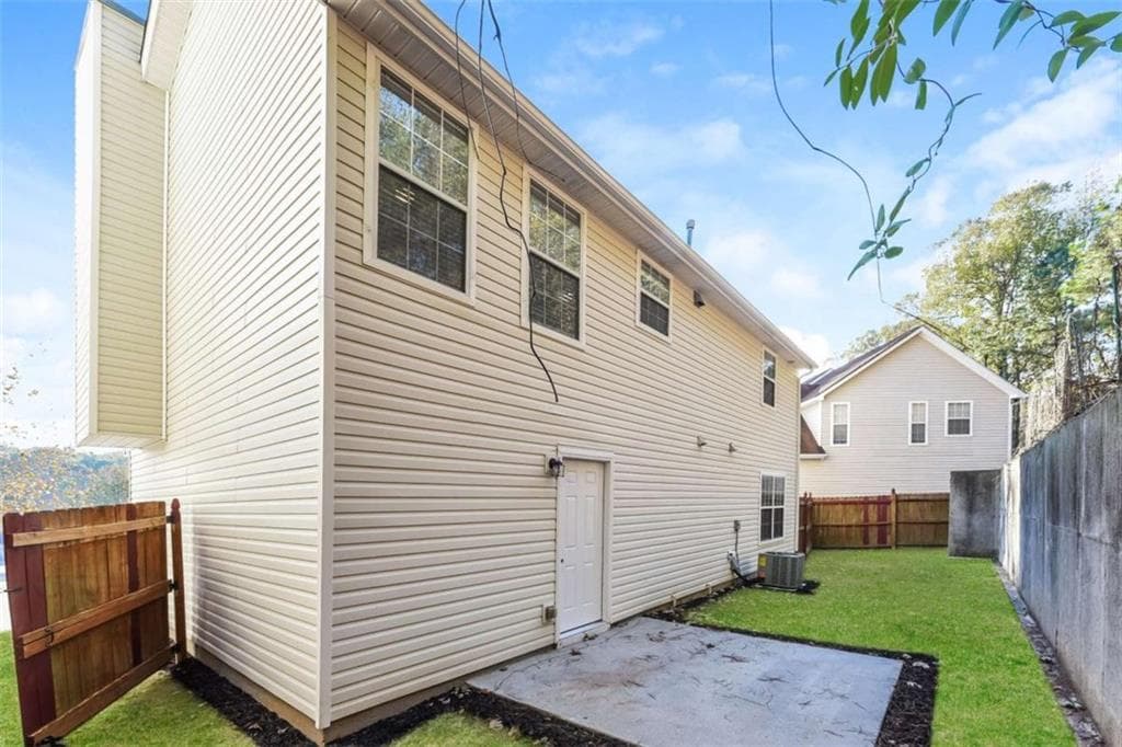 3 bedroom, 2 bathroom, 1,336 sq ft single family residence under contract at 5539 Sapphire Circle, Ellenwood, GA 30294 — photo 3