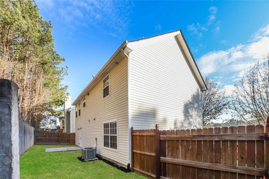 3 bedroom, 2 bathroom, 1,336 sq ft single family residence under contract at 5539 Sapphire Circle, Ellenwood, GA 30294 — photo 4