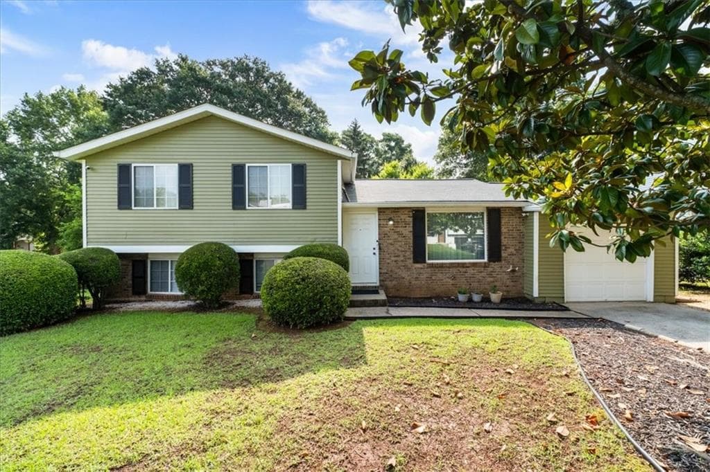 3 bedroom, 3 bathroom, 1,340 sq ft single family residence sold at 10455 Worthington Hills Manor, Roswell, GA 30076