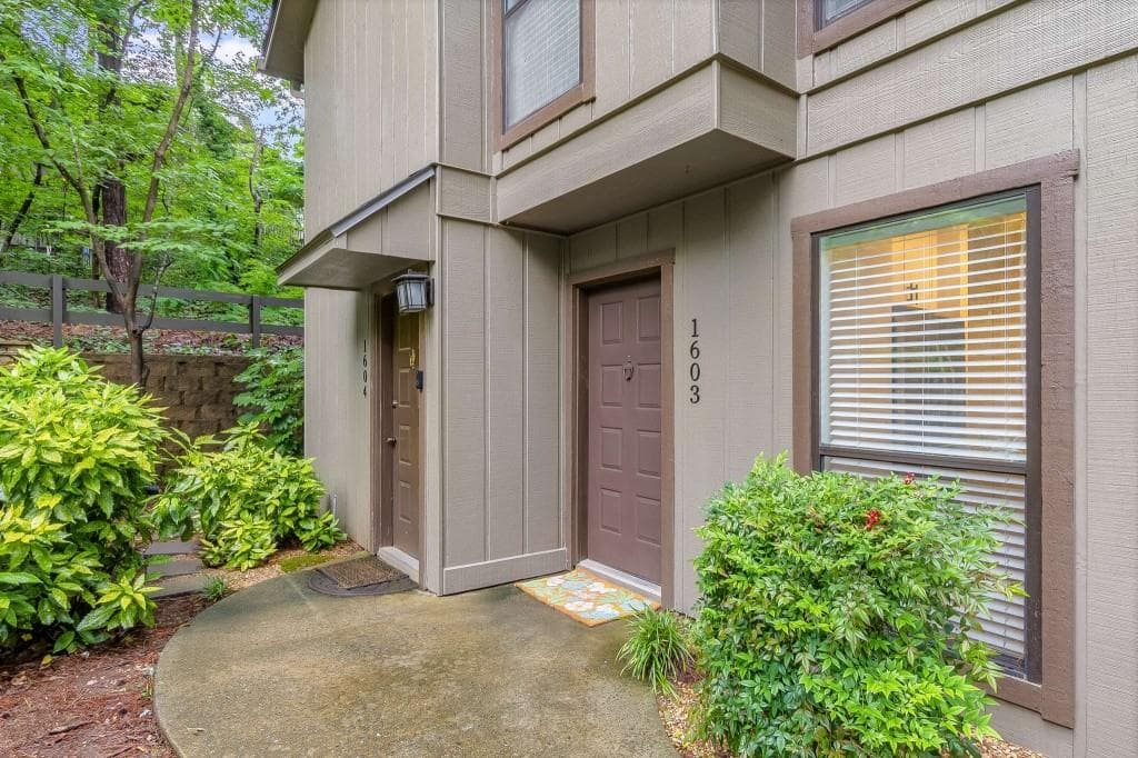 2 bedroom, 1 bathroom, 1,123 sq ft condominium for sale at 1603 Cumberland Court, Smyrna, GA 30080
