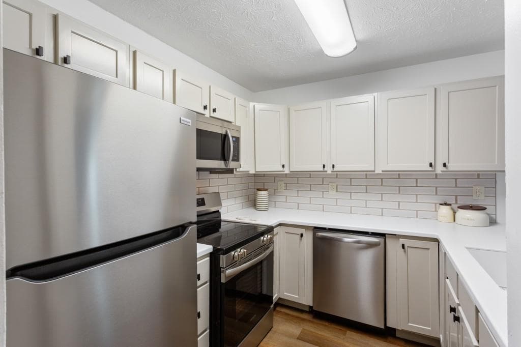 2 bedroom, 2 bathroom, 900 sq ft condominium under contract at 476 Teal Ct, Roswell, GA 30076