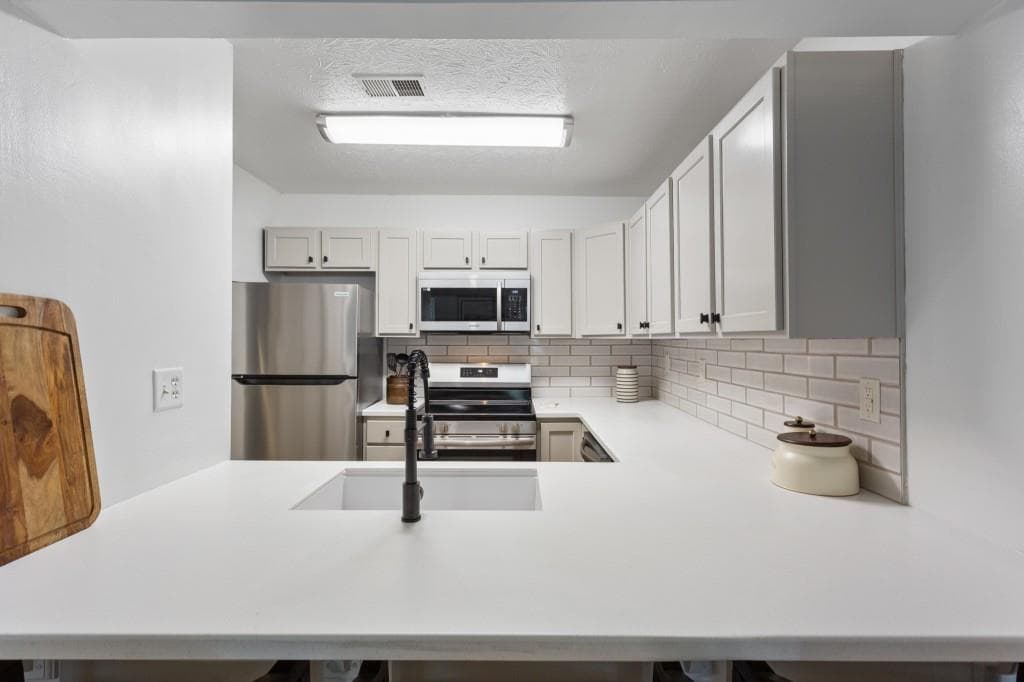 2 bedroom, 2 bathroom, 900 sq ft condominium under contract at 476 Teal Ct, Roswell, GA 30076 — photo 3