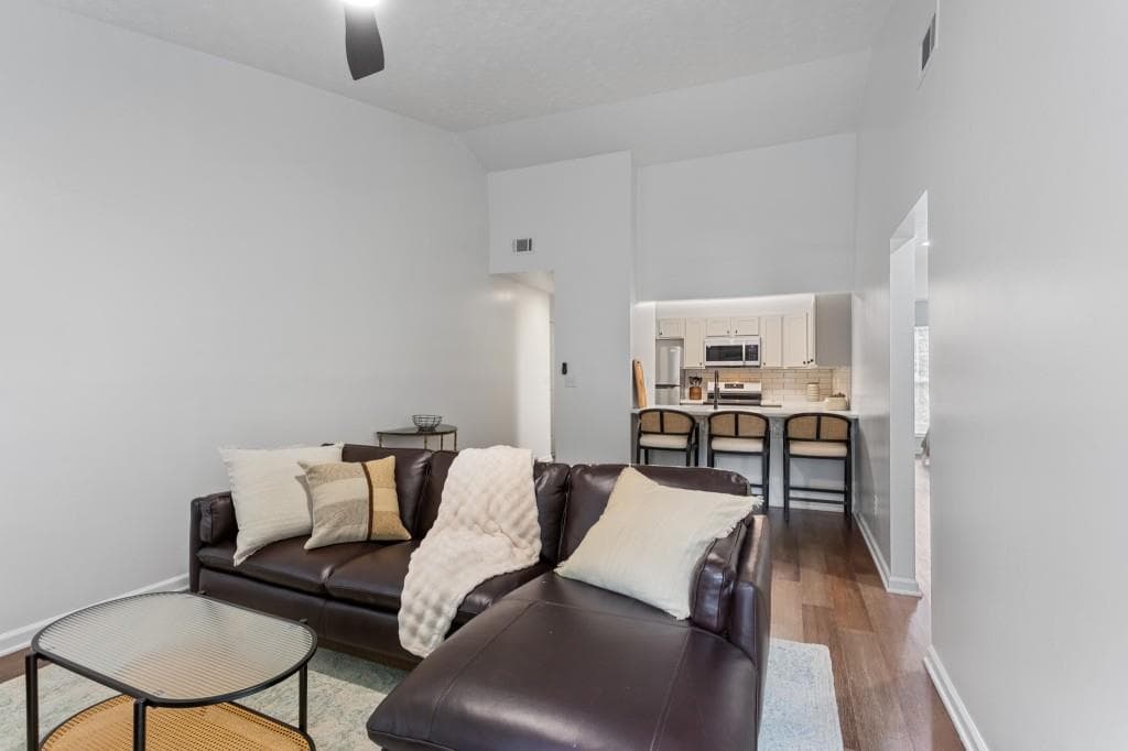 2 bedroom, 2 bathroom, 900 sq ft condominium under contract at 476 Teal Ct, Roswell, GA 30076 — photo 6