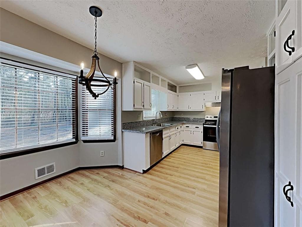 2 bedroom, 4 bathroom, 2,300 sq ft single family residence under contract at 185 Deer Forest Road, Fayetteville, GA 30214 — photo 4