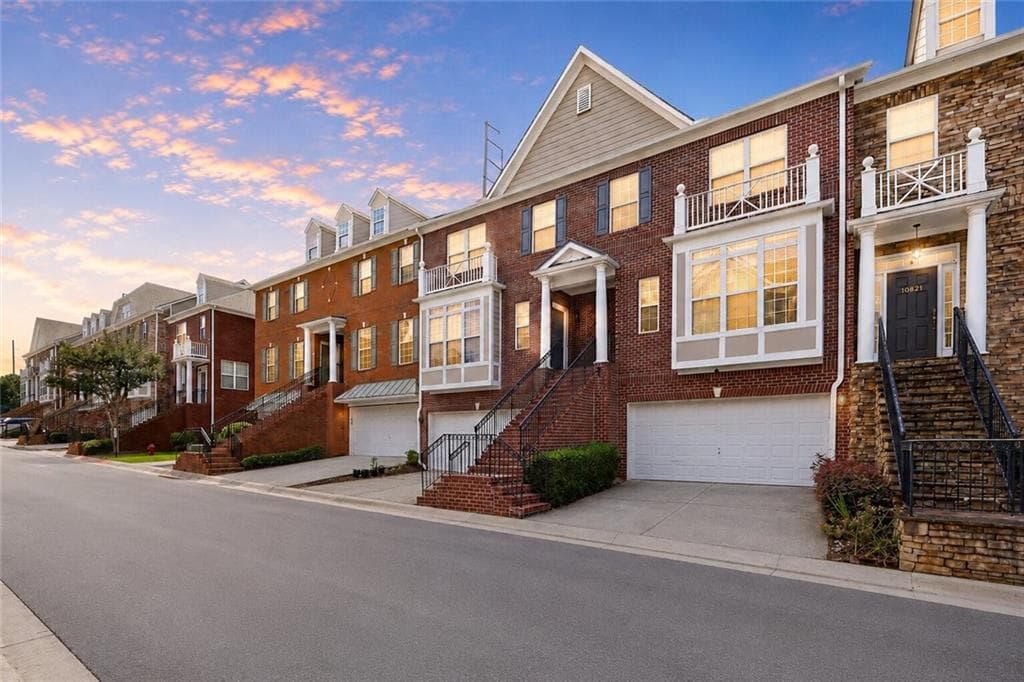 3 bedroom, 4 bathroom, 2,180 sq ft townhouse for sale at 10823 Yorkwood Street, Duluth, GA 30097 — photo 1 of 33