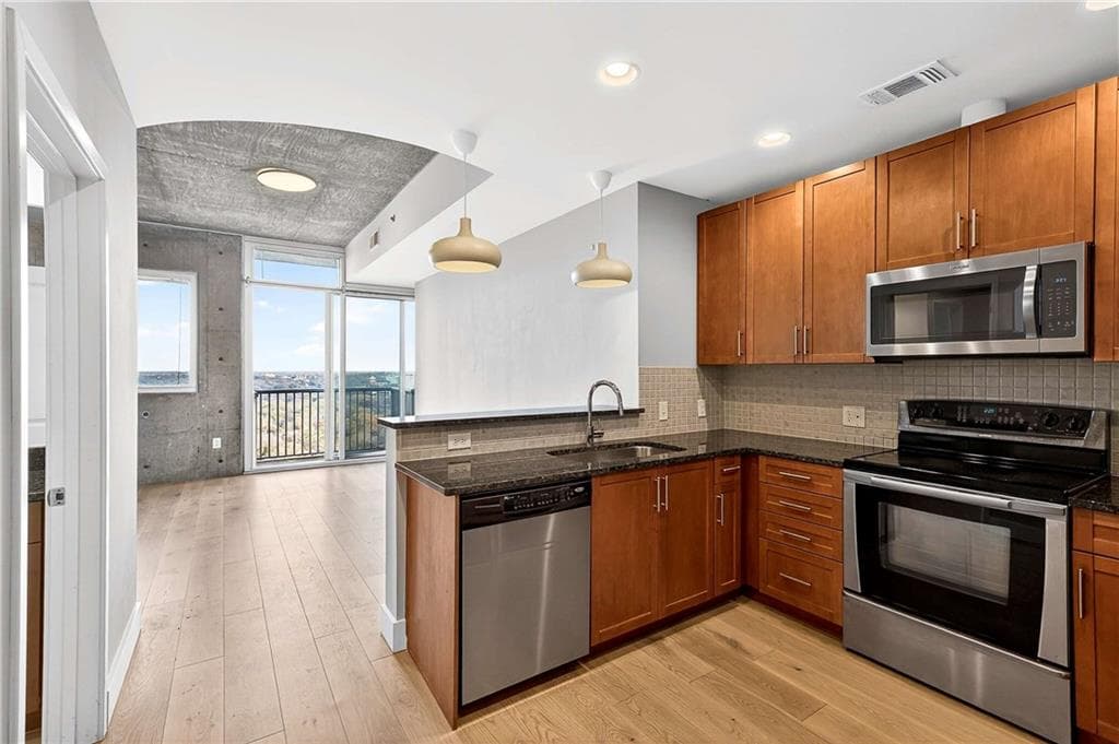 1 bedroom, 1 bathroom, 620 sq ft condominium sold at 855 Peachtree Street 1715, Atlanta, GA 30308