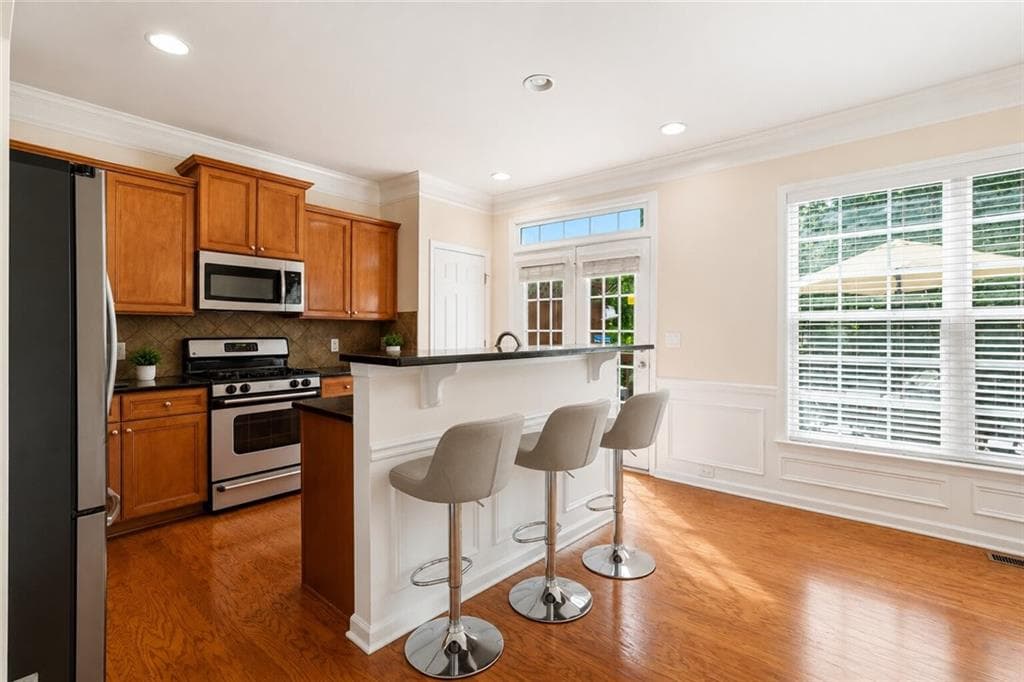 3 bedroom, 4 bathroom, 2,180 sq ft townhouse for sale at 10823 Yorkwood Street, Duluth, GA 30097 — photo 2