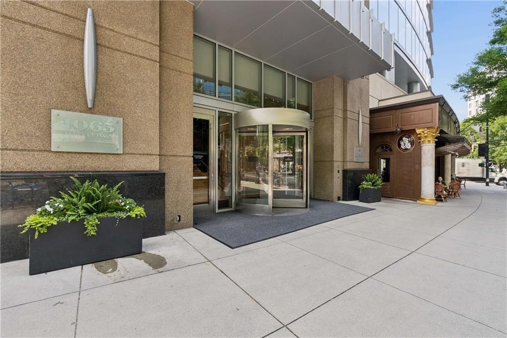 1 bedroom, 2 bathroom, 1,215 sq ft condominium for sale at 1065 Peachtree Street 3301, Atlanta, GA 30309 — photo 3