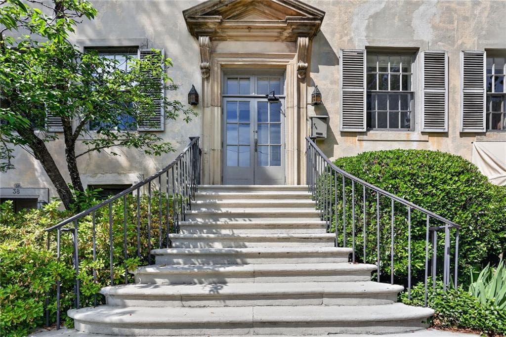 2 bedroom, 2 bathroom, 1,379 sq ft condominium under contract at 200 Montgomery Ferry Drive 19, Atlanta, GA 30309 — photo 2