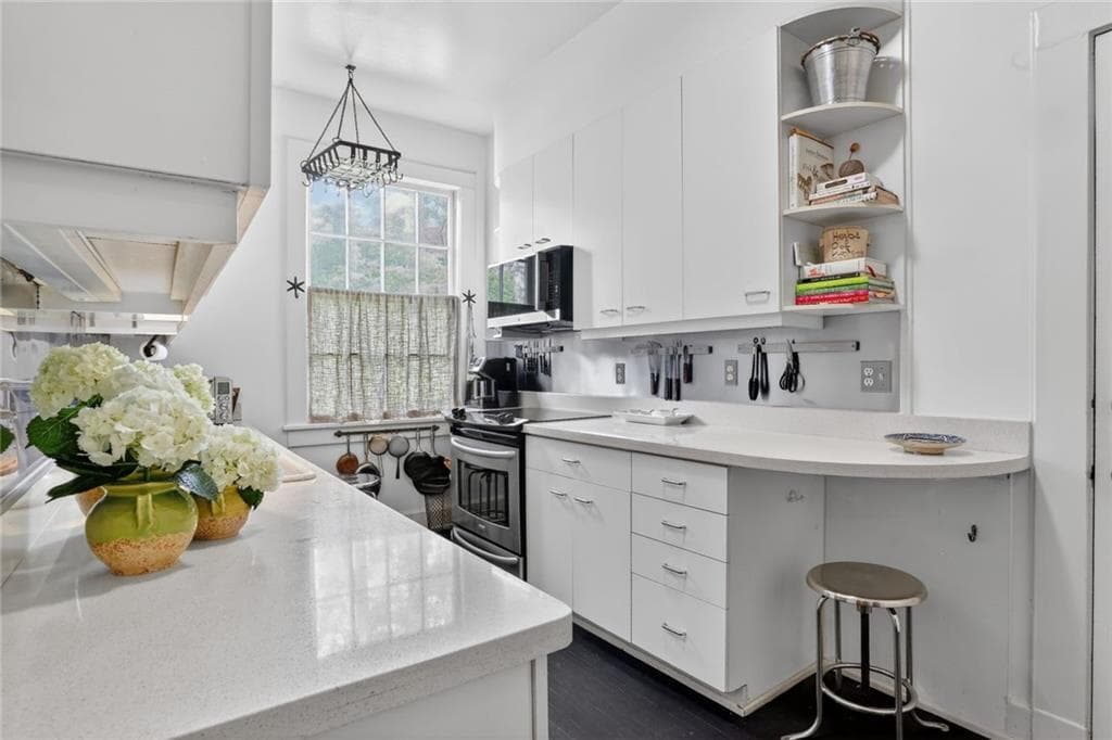 2 bedroom, 2 bathroom, 1,379 sq ft condominium under contract at 200 Montgomery Ferry Drive 19, Atlanta, GA 30309 — photo 10