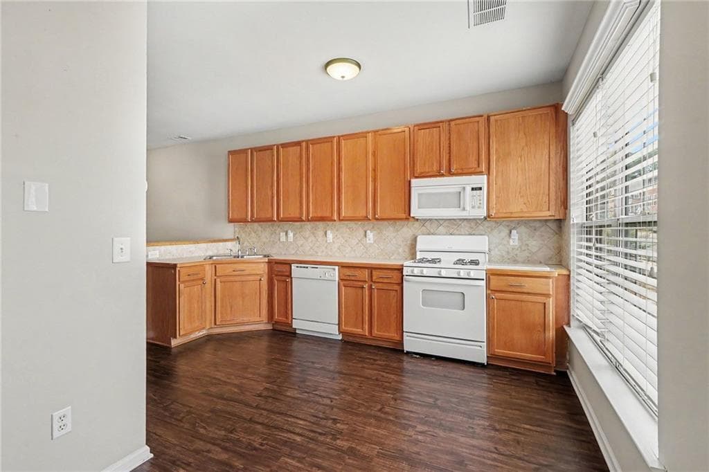 2 bedroom, 2 bathroom, 1,634 sq ft townhouse for sale at 3158 Mill Springs Circle, Buford, GA 30519 — photo 8