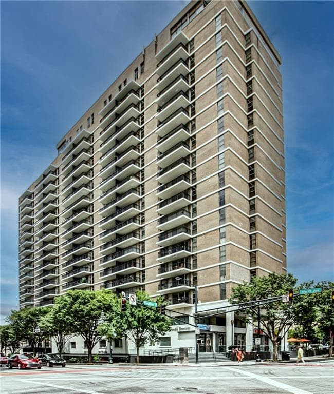 2 bedroom, 1 bathroom, 992 sq ft condominium for sale at 620 Peachtree Street 1106, Atlanta, GA 30308 — photo 2