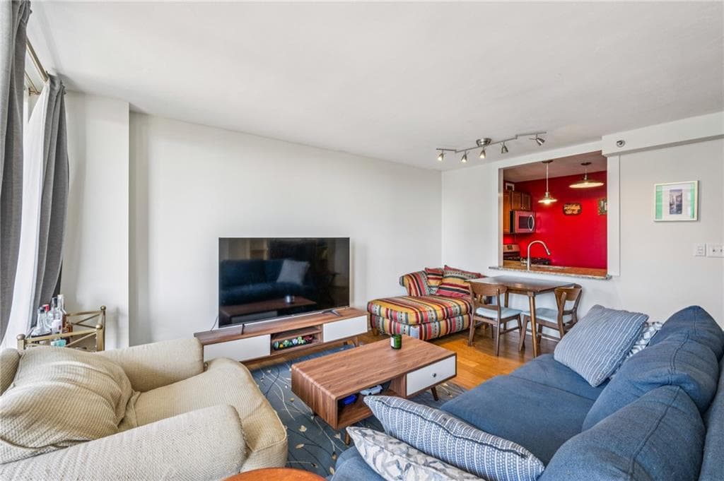 2 bedroom, 1 bathroom, 992 sq ft condominium for sale at 620 Peachtree Street 1106, Atlanta, GA 30308 — photo 6